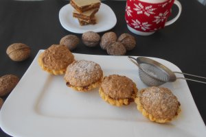 Cosulete cu dulceata de prune si nuca