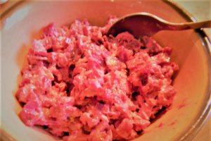 Salata de sfecla rosie cu sprot afumat si ton