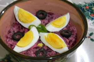 Salata de sfecla rosie cu sprot afumat si ton