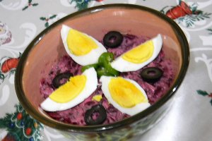 Salata de sfecla rosie cu sprot afumat si ton