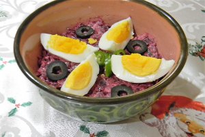 Salata de sfecla rosie cu sprot afumat si ton