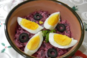 Salata de sfecla rosie cu sprot afumat si ton