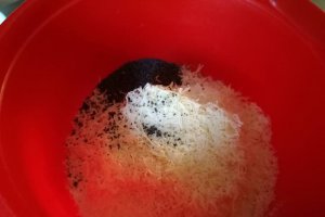 Biscuiti cu mac ornati cu mousse de ton