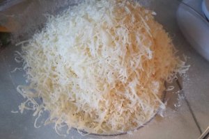 Biscuiti cu mac ornati cu mousse de ton