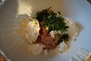 Biscuiti cu mac ornati cu mousse de ton