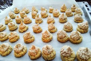Biscuiti cu mac ornati cu mousse de ton