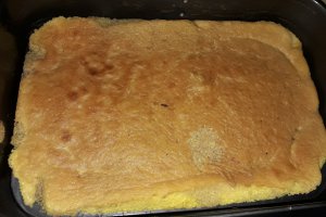 Tort cu frisca, iaurt si fructe
