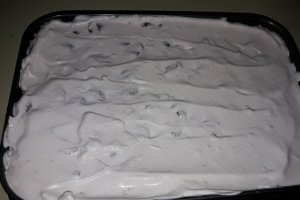 Tort cu frisca, iaurt si fructe