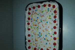 Tort cu frisca, iaurt si fructe