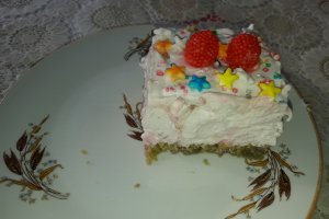 Tort cu frisca, iaurt si fructe
