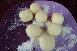 Bomboane Raffaello, desertul care cucereste prin gust si aroma fina a nucii de cocos