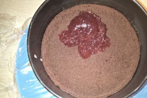 Tort cu ciocolata si gem de zmeura