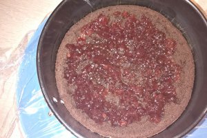 Tort cu ciocolata si gem de zmeura