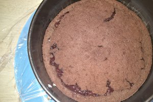Tort cu ciocolata si gem de zmeura