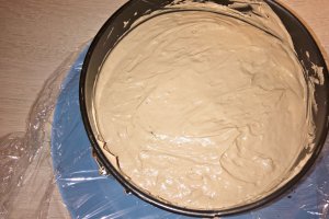 Tort cu ciocolata si gem de zmeura