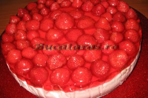 Tort racoritor cu capsuni si ricotta
