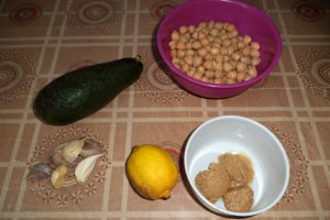 Tarte umplute cu humus cu avocado, seminte de dovleac si chia