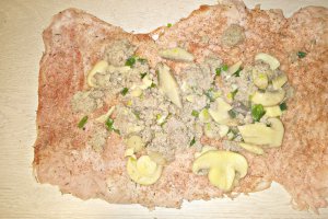 Muschi de porc umplut cu ciuperci si invelit in bacon