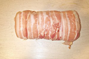 Muschi de porc umplut cu ciuperci si invelit in bacon