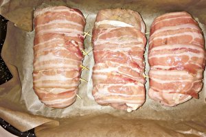 Muschi de porc umplut cu ciuperci si invelit in bacon