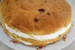 Tort cu cirese si crema de ciocolata alba