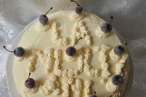 Tort cu cirese si crema de ciocolata alba
