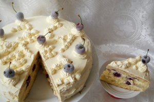 Tort cu cirese si crema de ciocolata alba