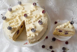 Tort cu cirese si crema de ciocolata alba