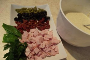 Briose aperitiv, cu masline, rosii deshidratate si sparanghel