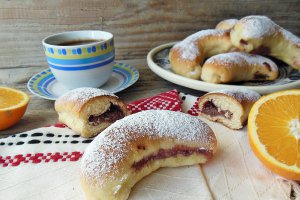 Cornuri cu suc de portocale gem de prune si nuca