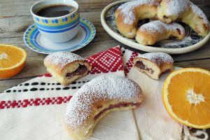 Cornuri cu suc de portocale gem de prune si nuca