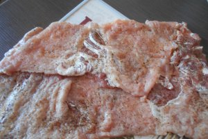 Rulada de carne cu nuca si merisoare