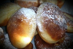Boules berlineze - Gogosi umplute cu crema de vanilie