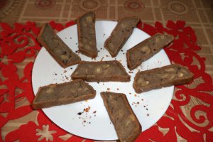 Chec cu banane, arahide si fulgi de chili