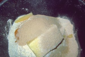 Cozonac unguresc cu nuca si merisoare