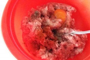 Rulada din carne tocata cu carnati