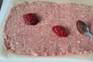 Rulada din carne tocata cu carnati