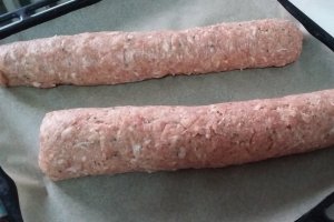 Rulada din carne tocata cu carnati