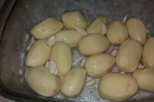 Cartofi copti cu usturoi