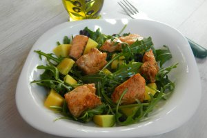 Salata rucola cu somon si mango