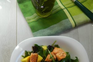 Salata rucola cu somon si mango