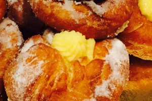 Gogosi cu crema de vanilie