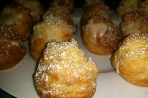 Mini-choux cu crema de vanilie pralinata