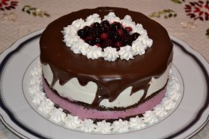 Tort de ciocolata cu mousse de iaurt si mure