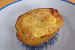Cartofi copti cu umplutura de branza si porumb