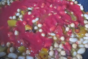 Mix legume si pancetta in sos de rosii
