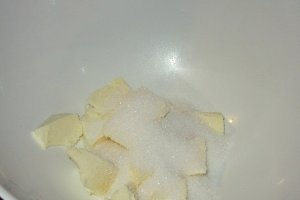 Chec cu ornamente colorate din zahar