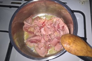 Macaroane cu telemea si sunca