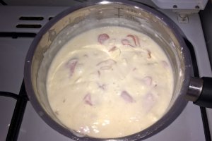 Macaroane cu telemea si sunca