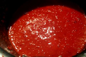 Buturuga din mousse de ciocolata si insert capsuni/zmeura